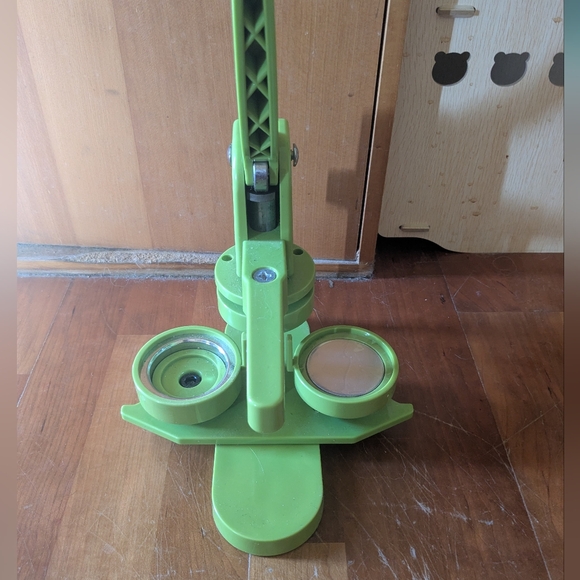 Button making machine - Picture 2 of 5